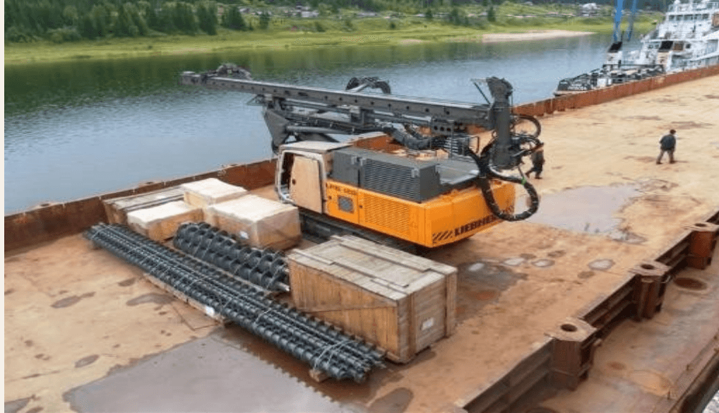 Погрузка бурового оборудования Liebherr на баржу